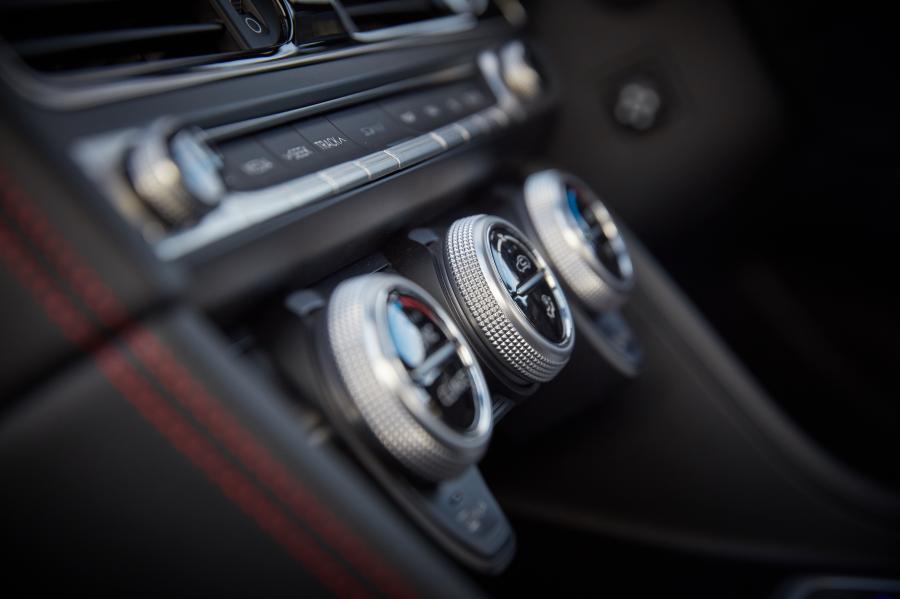 Детали интерьера Genesis G70 3.3T 2019 года  (AU) (фото 13 из 40)